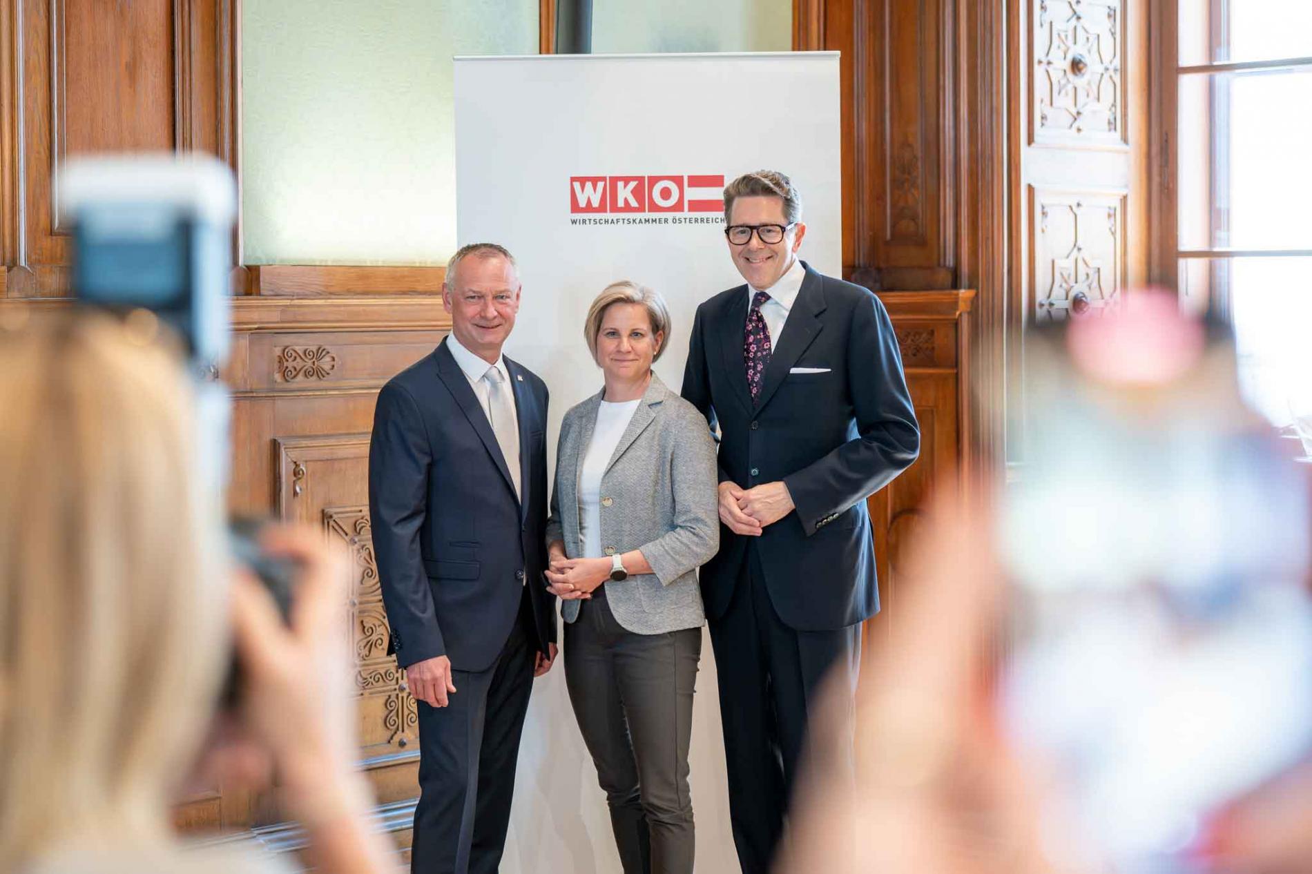 Bundespartenobmann Manfred Denk, Obmann-Stellvertreterin Manuela Kuterer und WKÖ Präsident Harald Mahrer. (v.l.n.r.) 