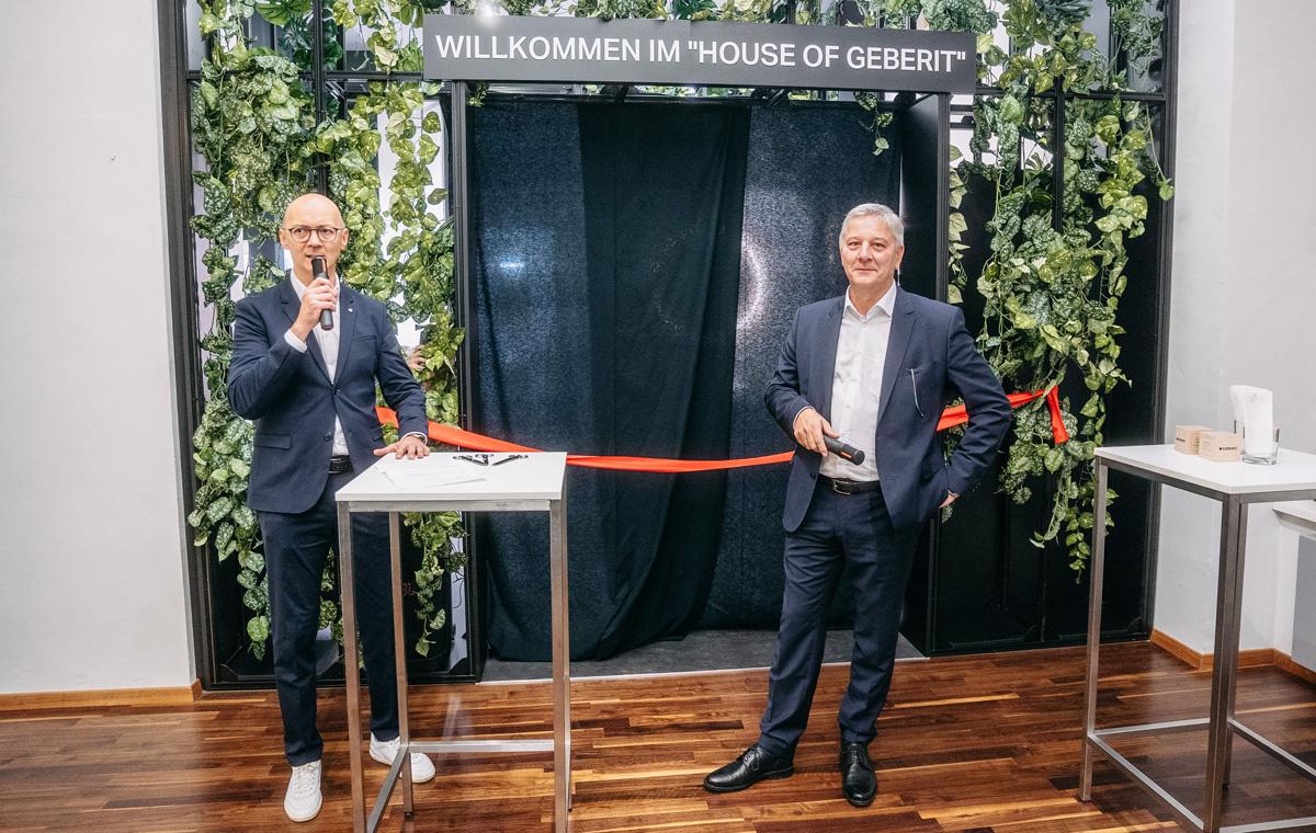Guido Salentinig (Geberit) und Peter Schenk (FHG, rechts) eröffneten das erste „House of Geberit“. 