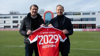 Von links: Thomas Heim, President Climate Solutions Europe bei Carrier, und Rouven Kasper, Vorstand Marketing und Vertrieb FC Bayern.