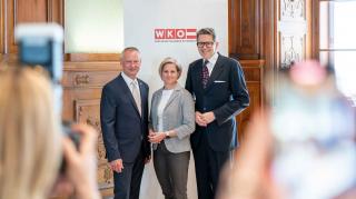 Bundespartenobmann Manfred Denk, Obmann-Stellvertreterin Manuela Kuterer und WKÖ Präsident Harald Mahrer. (v.l.n.r.) 