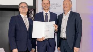 v.l. Ministerialrat Heribert Wulz, Andreas Loschy und sein Studiengangsleiter Richard Krotil.