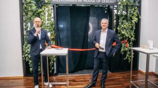 Guido Salentinig (Geberit) und Peter Schenk (FHG, rechts) eröffneten das erste „House of Geberit“. 