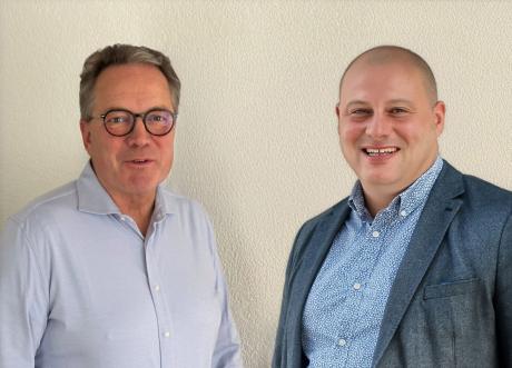 Alexander Root (Raab-Gruppe, rechts) wird ab 1. Januar 2026 die Geschäftsführung von Gerald Schneider (BOMAT, links) übernehmen.