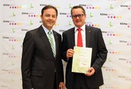 Hoval Geschäftsführer Ing. Christian Hofer (rechts, im Bild mit Umweltminister Nikolaus Berlakovich) freut sich über die Urkunde für die klima:aktiv Partnerschaft