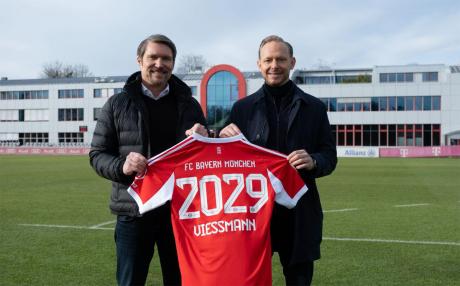 Von links: Thomas Heim, President Climate Solutions Europe bei Carrier, und Rouven Kasper, Vorstand Marketing und Vertrieb FC Bayern.