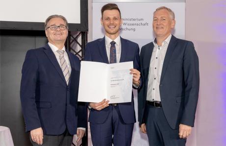 v.l. Ministerialrat Heribert Wulz, Andreas Loschy und sein Studiengangsleiter Richard Krotil.