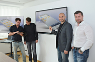 Andreas Zoffmann, Markus Preinfalk, Ramin Khoshideh, Johann Wiehart
Die beiden Abteilungen - Logistikprojekte, im Bild flankiert von der eBusiness-Abteilung - sind stolz auf ihre gemeinsame Entwicklung: die Innovation am Markt: myAPP pro.