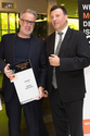 Michael Stein, Herausgeber des Möbel & Design Guide, überreichte den Preis Mag. (FH) Christian Kummer, Leitung Ausstellungen ODÖRFER Haustechnik GmbH.
