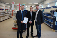Peter Schenk (IZ-Leiter Österreich), Gerald Kopsa und Bürgermeister Andreas Babler freuen sich über den neuen ÖAG-Vorzeigestandort in Traiskirchen.